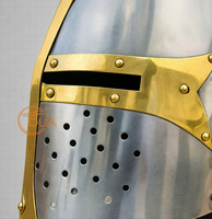 Casque en fer plaqué argent poli avec grilles de ventilation en croix dorées et charme médiéval pour collectionneurs, cosplay et exposition historique - Armure