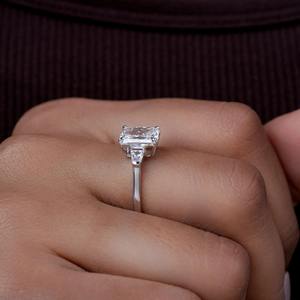 Anillo de Compromiso con Diamante Cultivado en Laboratorio, Corte Radiante, Claridad VVS, 2.34 CTW, Certificado IGI, Anillo de Tres Piedras con Diamantes Laterales en Baguette - Product Image 3