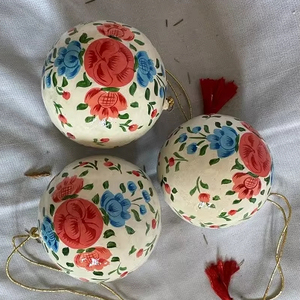 Ornements d'arbre de Noël Boules de papier mâché suspendues pour la décoration festive - Product Image 1
