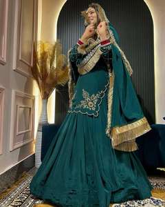 Ensemble haut et lehenga de soirée de créateur, en crêpe de soie, orné de perles, de sequins et de broderies zari, avec dupatta à bordure en dentelle à sequins - Product Image 5