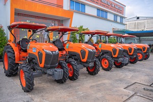 รถแทรกเตอร์สำหรับงานเกษตรรุ่น L5228 DT 52 แรงม้า ขับเคลื่อน 4 ล้อ สีแดง พร้อมระบบเกียร์ขับเคลื่อนและชุดเกียร์ - เครื่องจักรกลการเกษตรระดับความปลอดภัยสูง - Product Image 5