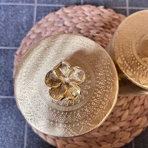 ชุดกระปุกเก็บของโลหะสลักลายทอง ดีไซน์ทันสมัย รูปทรงกระบอก ฝาปิดมีลวดลายดอกไม้ ราคาขายส่ง - Product Image 2