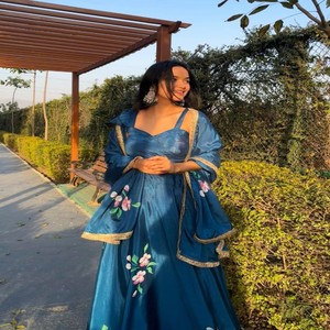 VASTRA COTTAGE Lehenga Choli en Chinon pur peint à la main avec un chemisier rembourré en Patta de toile, un dupatta en Chinon et une bordure en dentelle, vêtement de créateur - Product Image 2