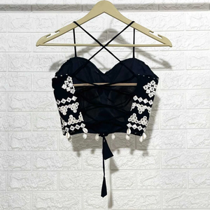 Top Corto Negro con Estampado de Bloques, Volantes Bordados y Cuello Halter Calado, Prenda de Punto para Mujer - Product Image 2