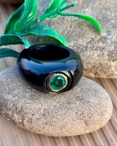 Bague de déclaration sculptée à la main en pierre précieuse d'onyx noir naturel avec cristal vert au centre bijoux en onyx - Product Image 4