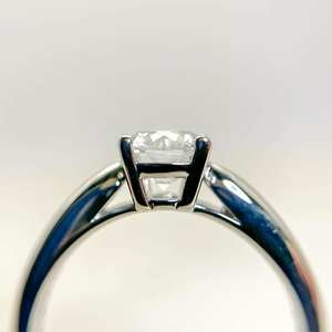 Anillo de compromiso de diamante cortado de 7,5mm | Solitario de cuatro puntas | Plata de ley chapada en oro de 18 quilates Boda nupcial minimalista Fina - Product Image 3