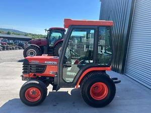 Tracteur compact Kubota B2410, direction assistée, transmission hydrostatique, pompe de boîte de vitesses, roulement, engrenage, moteur essentiel, 2 ans - Product Image 2