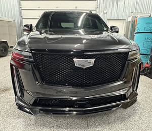 Cadillac Escalade V 2024, sensation de luxe, moteur V8 suralimenté de 6,2 L, 682 chevaux, direction à gauche, intérieur foncé, sièges en cuir - Product Image 1