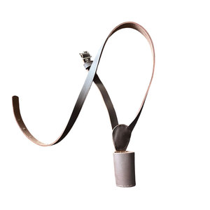 Porta Banderas de Cuero Diseñado para Brindar Resistencia y Elegancia, Ideal para el Transporte y Exhibición Segura de Banderas en Eventos - Product Image 1