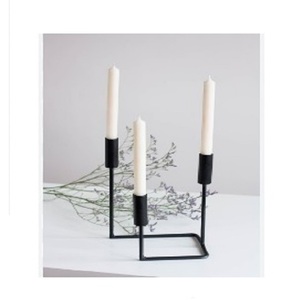 Bougeoir en métal géométrique noir à 3 bras bougeoir décoratif de table fait à la main en gros bougeoir en métal noir - Product Image 1