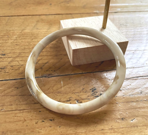 Bracelets en résine traditionnels écologiques de qualité supérieure pour femmes, finition brillante, bracelets faits à la main, vente en gros de bijoux - Product Image 4