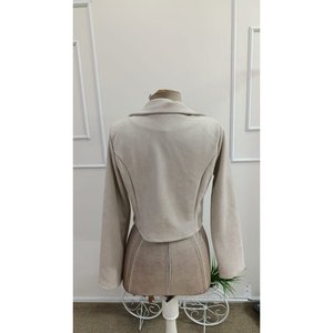 Veste en daim courte à col et manches longues pour femme, avec détails boutonnés, 37994 - Beige - Product Image 6