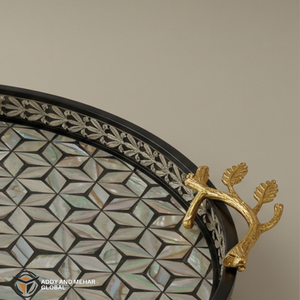 Bandeja de Servicio de Cocina de Lujo con Mosaico de Nácar (MOP), Acabado Negro Iridiscente, Asas de Pan de Oro, Apta para Lavavajillas, Multifuncional - Product Image 4