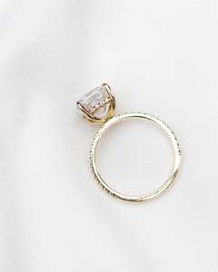 Bague de fiançailles Moissanite coupe coussin carré de 10mm | Solitaire avec bande d'accent | OEM de bijoux fins de mariage de mariée - Product Image 3