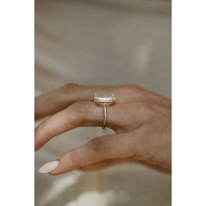 Bague de fiançailles SHREYA DIAM en or jaune 14 carats avec diamant de laboratoire taille émeraude en forme de donut, couleur E, double griffe, 1,8 mm, solitaire - Product Image 2
