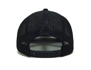 Casquette Trucker personnalisée avec logo, bande imprimée à l'intérieur, patch latéral contrastant sous la visière, casquette structurée à 5 panneaux en maille avec fermeture snapback - Product Image 4