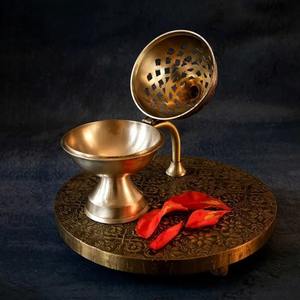 Loban Daan de latón de excelente calidad con tallas intrincadas para purificar espacios y uso ritual diario disponible al mejor precio - Product Image 3