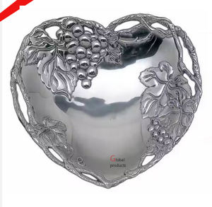 Beau plateau de service en métal de finition argentée de forme de coeur avec la conception de raisin pour la maison - Product Image 1