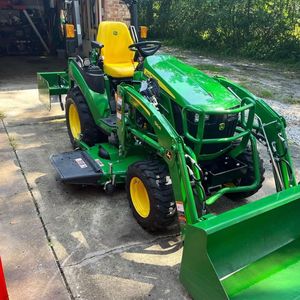 Tracteur utilitaire compact d'occasion de haute qualité Jon Deere 1025R 4x4 avec plateau de tonte, équipement de jardinage et de coupe d'herbe, livraison rapide - Product Image 3