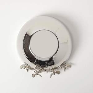 Un bol en laiton plaqué argent avec une texture martelée et un motif d'orchidée, conçu pour servir de décoration. - Product Image 2