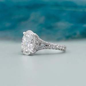 Anillo de Compromiso de Corte Ovalado con Banda de Diamantes Pavé en Oro Blanco - Anillos de Diamantes de Lujo - Product Image 3