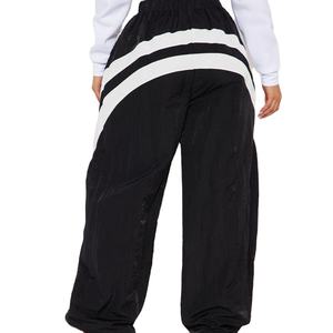 Conjunto Deportivo Personalizado para Mujer, de Felpa de Algodón Grueso, Pantalones Anchos Negros con Rayas Blancas y Estilo Casual Urbano, OEM ODM - Product Image 2