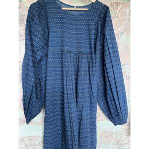 Vestido Maxi Estampado de Gasa 100% Algodón con Silueta Túnica y Cintura Imperio, Estilo Vintage, Elemento de Moda Orgullo y Prejuicio - Product Image 1