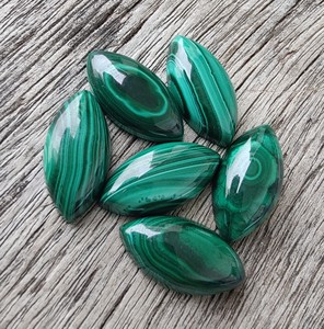 Venta al por mayor, gemas con parte posterior plana de malaquita Natural Certificada por IGI, cabujón en forma de marquesa en color verde, tamaños calibrados, piedras preciosas sueltas - Product Image 3