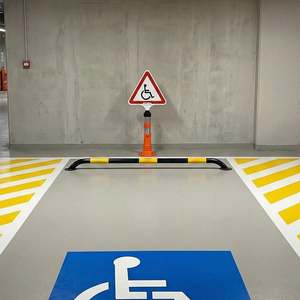 Ensemble de délimiteurs triangulaires réfléchissants orange pour stationnement handicapés, signalisation de prudence et de sécurité routière en PVC - Product Image 2