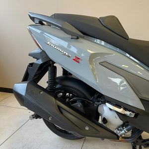 SYM JOYMAX 300 Z Scooter Eléctrico Inteligente de Dos Ruedas con Motor sin Escobillas y Control por App - Product Image 4