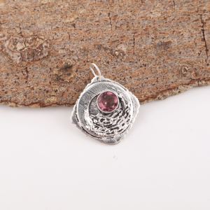 Breloque rustique artisanale en argent avec pierre précieuse rhodolite taille ronde sertie clos, plaqué argent 925, pour cadeau de mariage ou d'anniversaire - Product Image 2