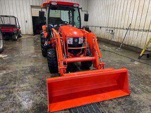 Tractor cargador de cabina usado Kubota M7060 en stock al mejor precio - Product Image 3