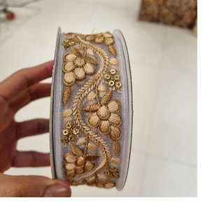 Rubans et lacets brodés à la machine sur mesure dans divers modèles pour robes de mariée dans un design floral de couleur beige. - Product Image 5