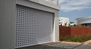 <span class=keywords><strong>Porte</strong></span> de sécurité perforée à <span class=keywords><strong>grille</strong></span> roulante en alliage d'aluminium moderne, isolante thermiquement et étanche, pour entrée de supermarché - Product Image 2