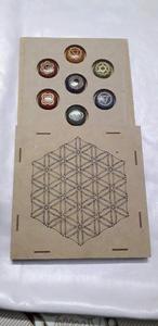 Juego de siete chakras curativos con piedras preciosas grabadas, forma de pirámide de piedra de corazón de cristal Reiki de alta calidad, incluye caja de regalo de madera - Product Image 4