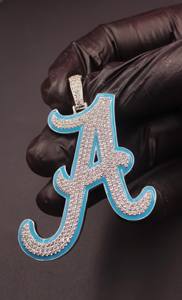 Colgante con inicial personalizada de moissanita incolora con incrustaciones de diamantes en plata 925, fabricante de joyería hip hop de la India. - Product Image 3