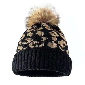 À la mode femmes extérieur chaud épais laine bonnets chapeau imprimé léopard ourlet bouclé boule de poils tricoté casquette cyclisme plage - Product Image 1