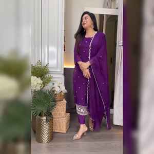 Nouvelle tenue de fête Salwar Kameez, broderie lourde avec travail de fils et de sequins, en pure soie Chinnon lourde, pour occasions spéciales. - Product Image 1