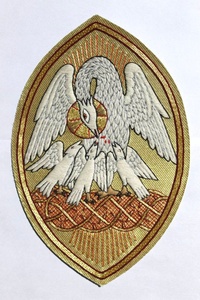 Ancre et croix Applique pour vêtements catholiques Velours rouge avec décoration en dentelle brodée Type d'insigne magnétique à coudre - Product Image 3