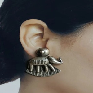 Boucles d'oreilles en métal éléphant culturel Bijoux de mode durables alliant élégance moderne et beauté traditionnelle - Product Image 1