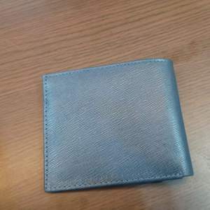 Portefeuille homme à deux volets, bleu et marron texturé, design fin avec plusieurs emplacements pour cartes et fenêtre d'identité pour une utilisation quotidienne - Product Image 2