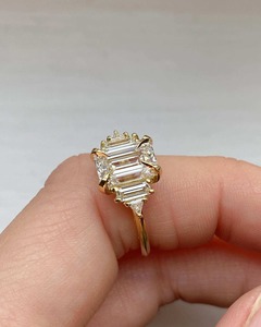 Anillo de compromiso de moissanita cultivada en laboratorio con certificación IGI de 2.33 quilates VS1, con cinco impresionantes piedras de corte esmeralda en un radiante racimo. - Product Image 4