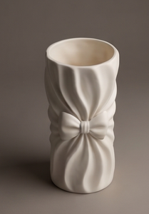 Jarrón Decorativo Moderno de Metal Blanco con Forma de Lazo, Texturizado, para Decoración de Oficina o Biblioteca, Venta al Por Mayor - Product Image 5