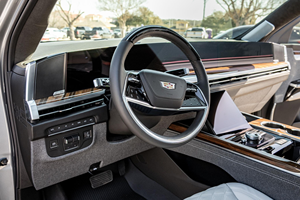 2024 C d I l l c E s c l d E Gauche AWD Cuir 4 cylindres V8 Puissance Hautement Équipé Toit ouvrant panoramique Automatique Autonomie 601-700 km - Product Image 4