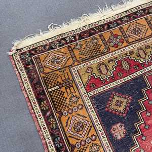 Alfombra Antigua de 4x7.4 pies (122x227 cm), Alfombra Turca con Borde Rojo - Product Image 5