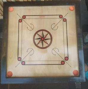 กระดาน Carrom ไม้มุมสี่เหลี่ยมขนาดเต็มทนทานสำหรับผู้เล่น4คนเป็นมิตรต่อสิ่งแวดล้อม - Product Image 3