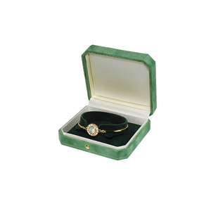 Boîte à bijoux verte octogonale Yongda pour la Saint-Valentin-Rangement des bracelets et autres pièces fines fabriquées à Taiwan - Product Image 1