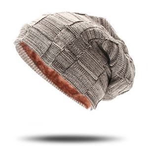 Venta al por mayor en Stock Venta caliente para hombre acrílico colorido grueso invierno sombrero personalizado cuero tejido etiqueta goma parche polar forrado Beanie - Product Image 1