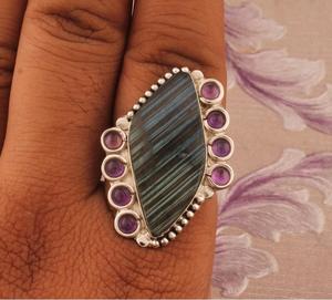 แหวนสายแลบราโดไรต์925แหวนพลอยดีไซน์ทำมือทำด้วยมือทำจากเงินสเตอร์ลิงเครื่องประดับลาบราดอไรต์ที่ไม่เหมือนใครสำหรับผู้หญิง - Product Image 1