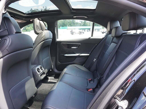 Mercedes-Benz Classe C C300 Berline 4MATIC 2023 d'occasion noire exceptionnelle avec jantes en alliage, système de navigation en cuir, démarrage à distance, conduite à gauche, intérieur sombre - Product Image 6